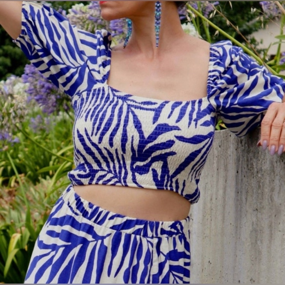🆕 H&M - Smocked Crop Top Square Neck Puff Sleeves Blue/White